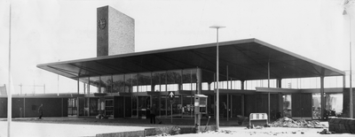 402768 Gezicht op het nieuwe N.S.-station Beverwijk te Beverwijk.